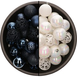 74x stuks kunststof kerstballen mix van donkerblauw en parelmoer wit 6 cm - Kerstbal