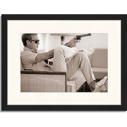 Steve McQueen pointing a gun - Fotoprint in houten frame met passe partout - 30 X 40 X 2,5 cm