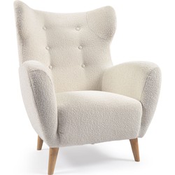 Kave Home - Patio fauteuil in wit fleece met massief, natuurlijk rubberhouten poten