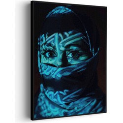 Muurwerken Akoestisch Schilderij - Jonge Arabische Vrouw Met Blauwe Hoofddoek - Geluidsdempend Wandpaneel - Wanddecoratie - Geluidsisolatie - PRO (AW 0.90) XXL (107X150)