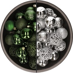 74x stuks kunststof kerstballen mix van zilver en donkergroen 6 cm - Kerstbal