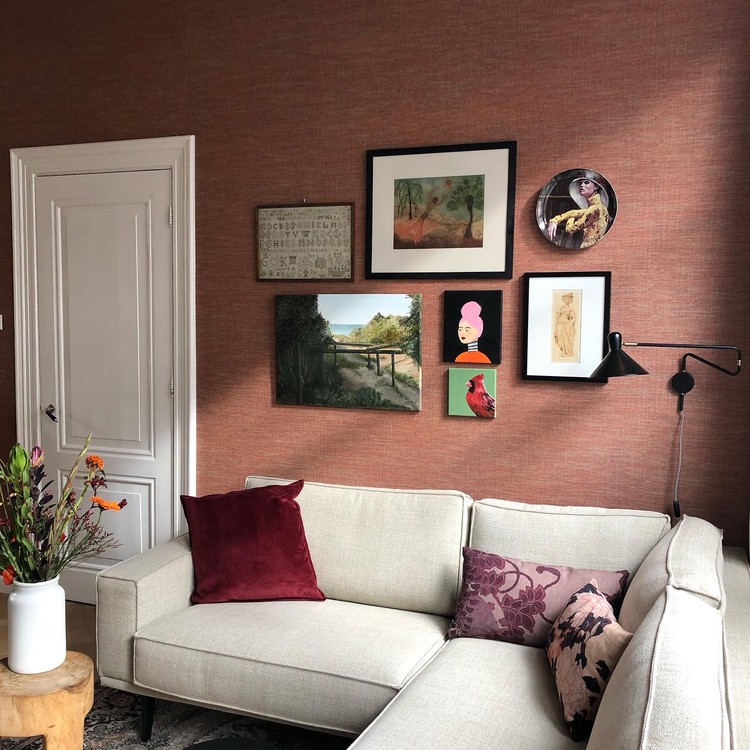 bruin linnenlook behang in woonkamer