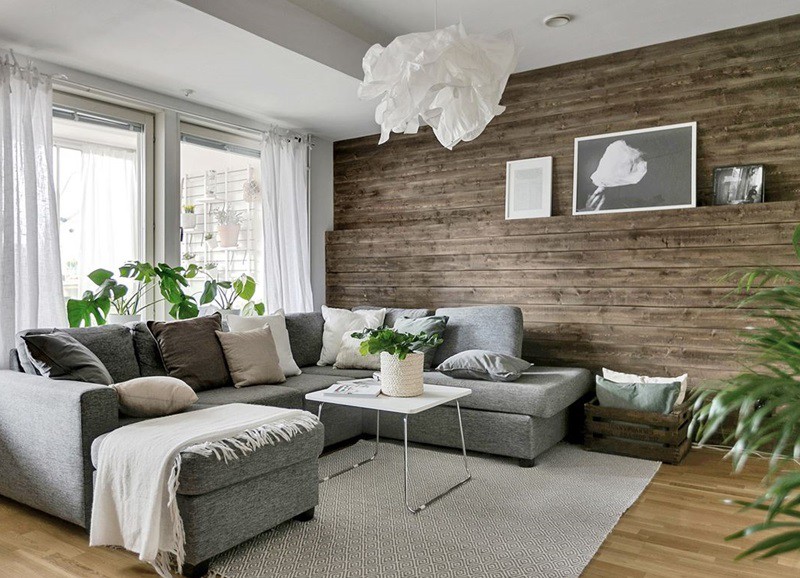 Binnenkijken in Scandinavisch appartement met houten muur
