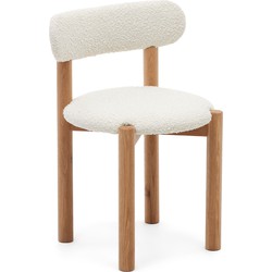 Kave Home - Nebai-stoel in witte schapenvacht en massief eikenhouten structuur met een natuurlijke afw