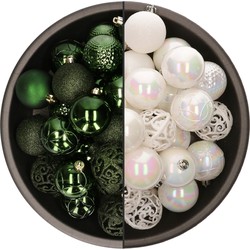 74x stuks kunststof kerstballen mix van parelmoer wit en donkergroen 6 cm - Kerstbal