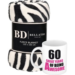 Cadeau verjaardag 60 jaar vrouw set - Fleece plaid/deken zebra print met 60 great years awesome mok - Plaids
