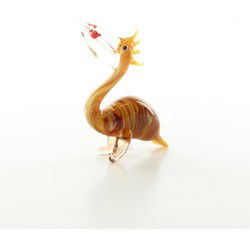 A MURANO STYLE MINIATURE GLASS FIGURINE OF A PELICAN