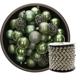 Kunststof kerstballen 37x stuks salie groen 6 cm en kralenslinger zilver - Kerstbal