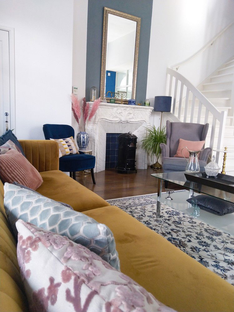 kleurrijk interieur met marmeren schouw