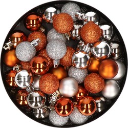 Kleine kunststof kerstversiering 40x stuks set en 3 cm kerstballen in het zilver en oranje - Kerstbal