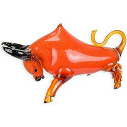 A MURANO STYLE GLASS FIGURINE OF A BULL