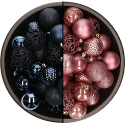 74x stuks kunststof kerstballen mix van donkerblauw en velvet roze 6 cm - Kerstbal