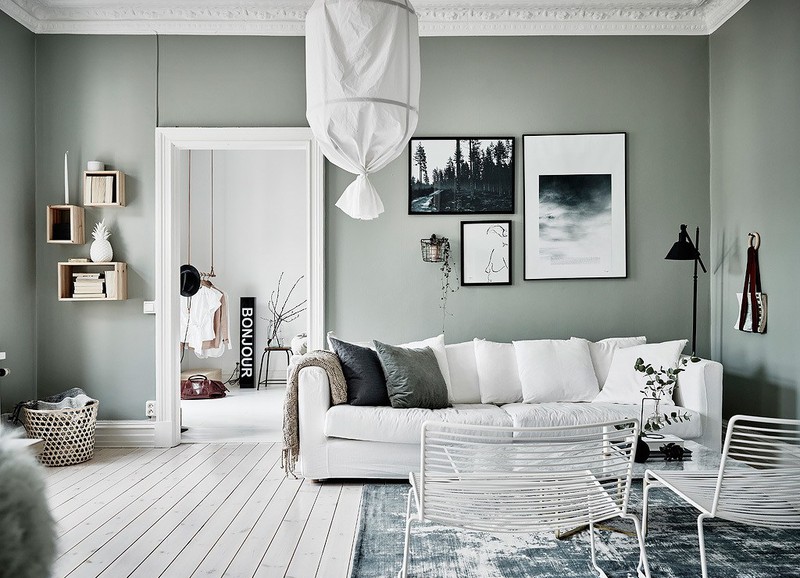 Binnenkijken in dit grijs-groen met witte appartement