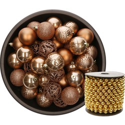 Kunststof kerstballen 37x stuks camel bruin 6 cm en kralenslinger goud - Kerstbal