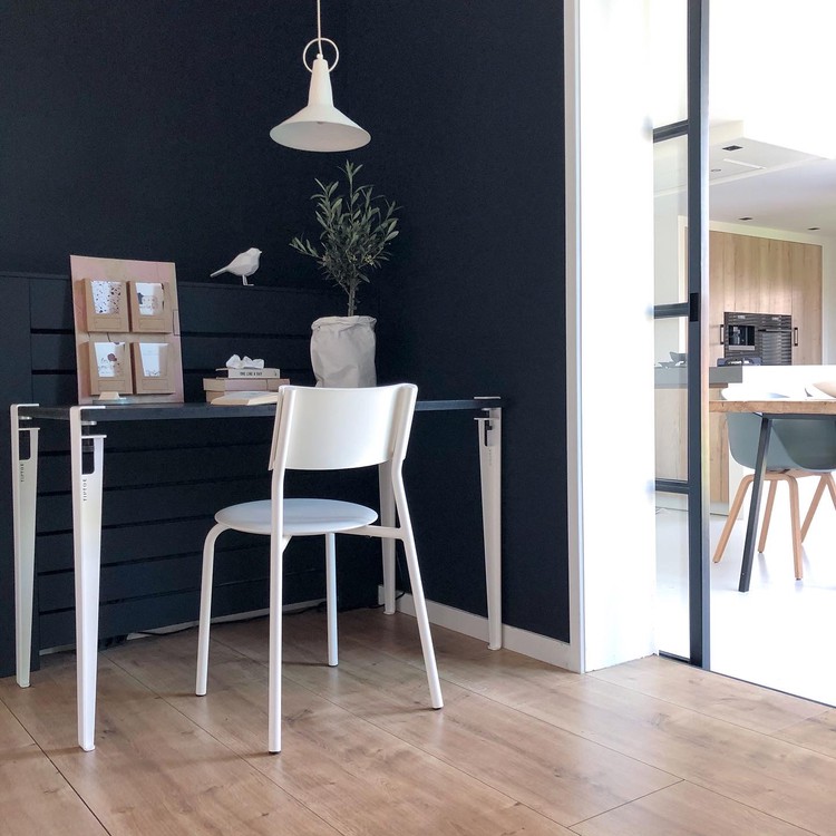 werkkamer donkere muur zwart
