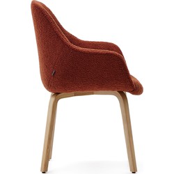 Kave Home - Aleli-stoel in terracotta bouclé en massief essenhouten poten met natuurlijke afwerking