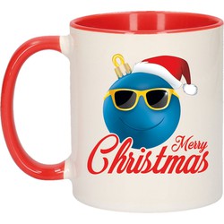 Kerstcadeau mok / beker rood Merry Christmas vrolijke smiley kerstbal 300 ml - Bekers