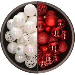 74x stuks kunststof kerstballen mix van parelmoer wit en rood 6 cm - Kerstbal