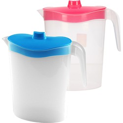 Setje van 2x stuks water/sap/schenk kannen van kunststof in blauw en roze 2.5 liter inhoud - Schenkkannen