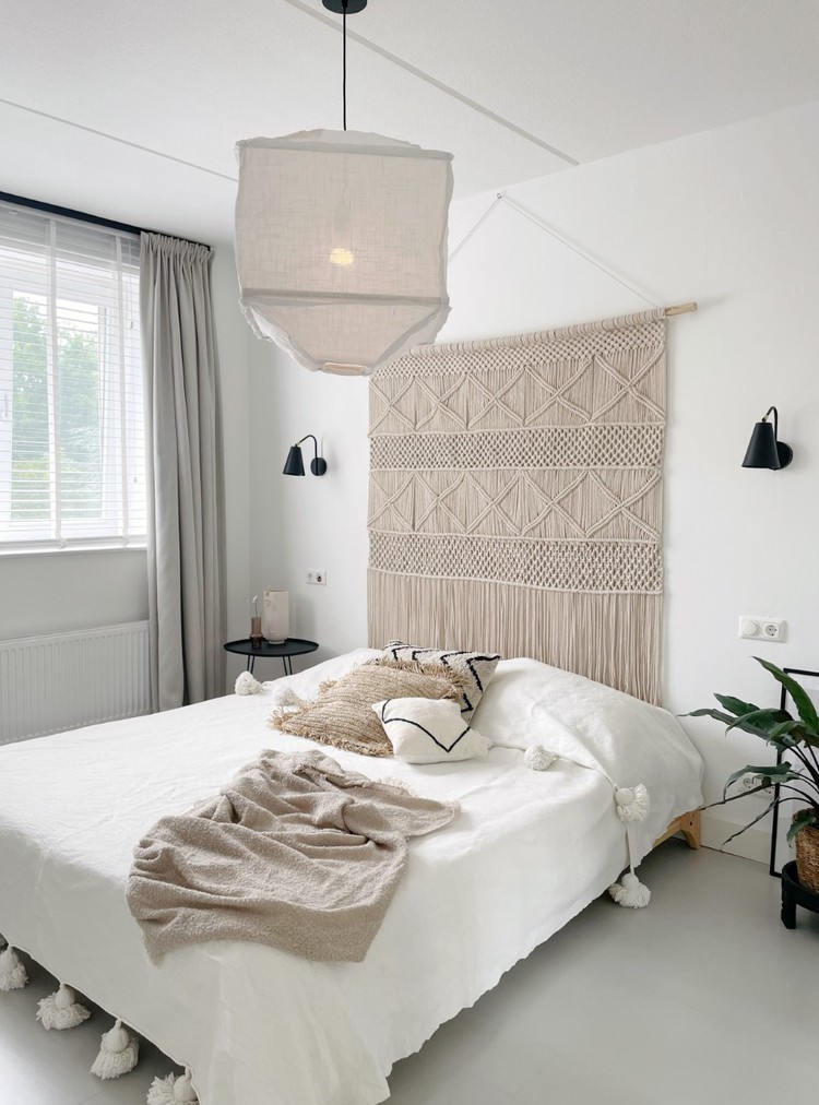slaapkamer wit beddengoed macrame wanddecoratie
