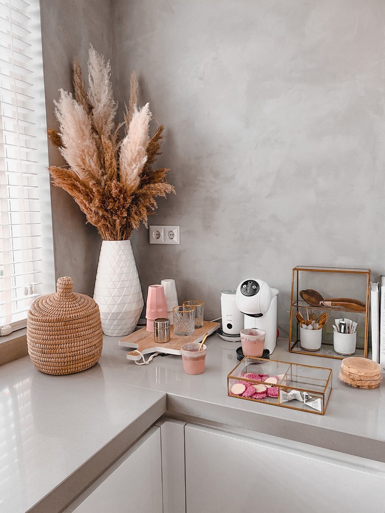 keuken-met-betonlook-en-roze-accessoires