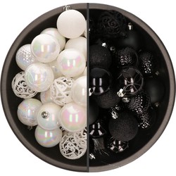 74x stuks kunststof kerstballen mix zwart en parelmoer wit 6 cm - Kerstbal