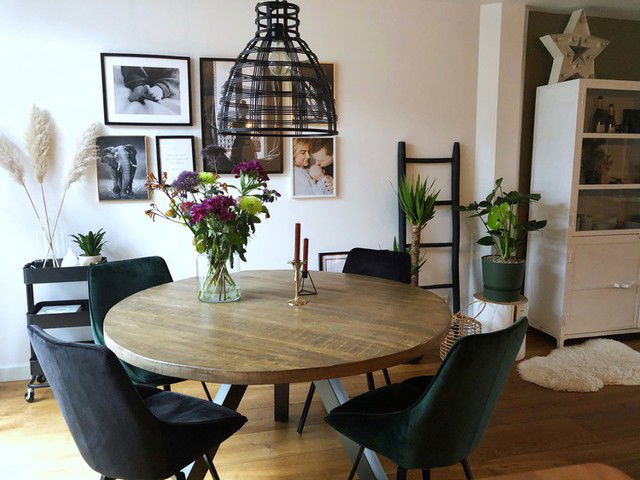 Zo combineer je fluwelen stoelen met een stoer industrieel interieur