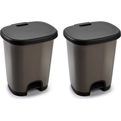 Set van 2x stuks kunststof afvalemmers/vuilnisemmers taupe bruin/zwart van 27 liter met pedaal - Pedaalemmers