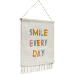 Kave Home - Wandtapijt Adelina wit van katoen met gekleurde letters smile every day 52 x 60 cm