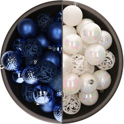 74x stuks kunststof kerstballen mix van parelmoer wit en kobalt blauw 6 cm - Kerstbal
