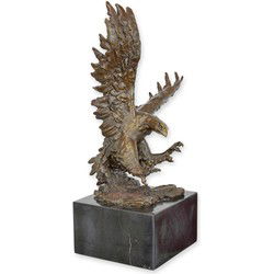 A BRONZE SCULPTURE OF AN EAGLE