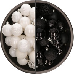74x stuks kunststof kerstballen mix zwart en wit 6 cm - Kerstbal