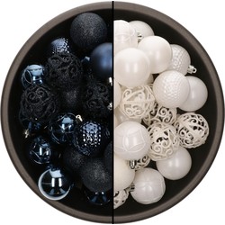 74x stuks kunststof kerstballen mix van donkerblauw en wit 6 cm - Kerstbal