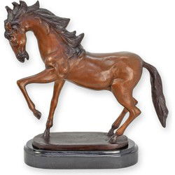 A BRONZE SCULPTURE OF A HORSE ON A MARBLE BASE