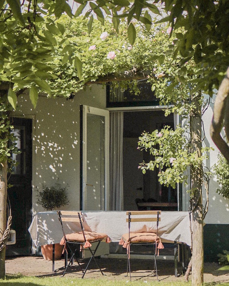 zitje onder pergola franse binnentuin