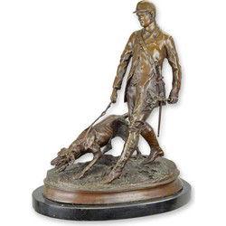 BRONZEN BEELD VAN EEN LIJFKNECHT EN EEN BLOEDHOND