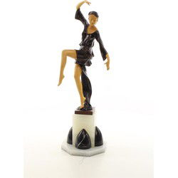 EEN BRONZEN HOUTEN SCULPTUUR VAN DE HERFSTDANSERES