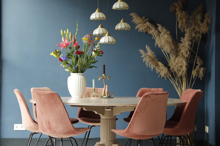 eetkamer marineblauw velvet stoel roze pampas pluim