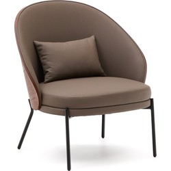 Kave Home - Eamy fauteuil bruin kunstleer, essenfineer en afwerking in noten en zwart metaal.