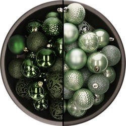 74x stuks kunststof kerstballen mix donkergroen en mintgroen 6 cm - Kerstbal