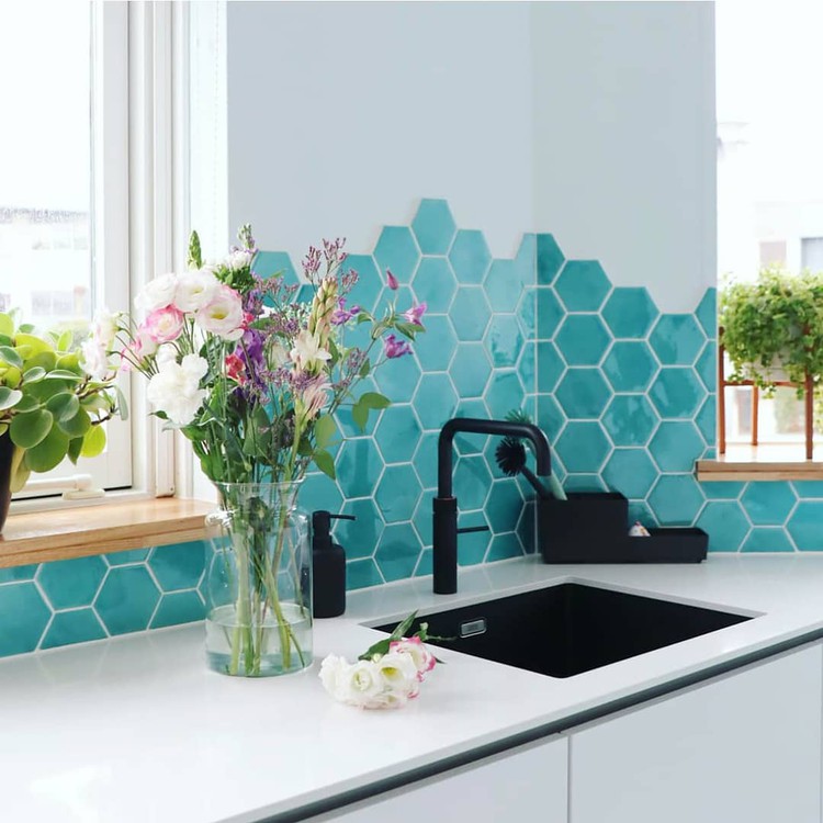 witte muur goed te combineren blauwe tegels keuken
