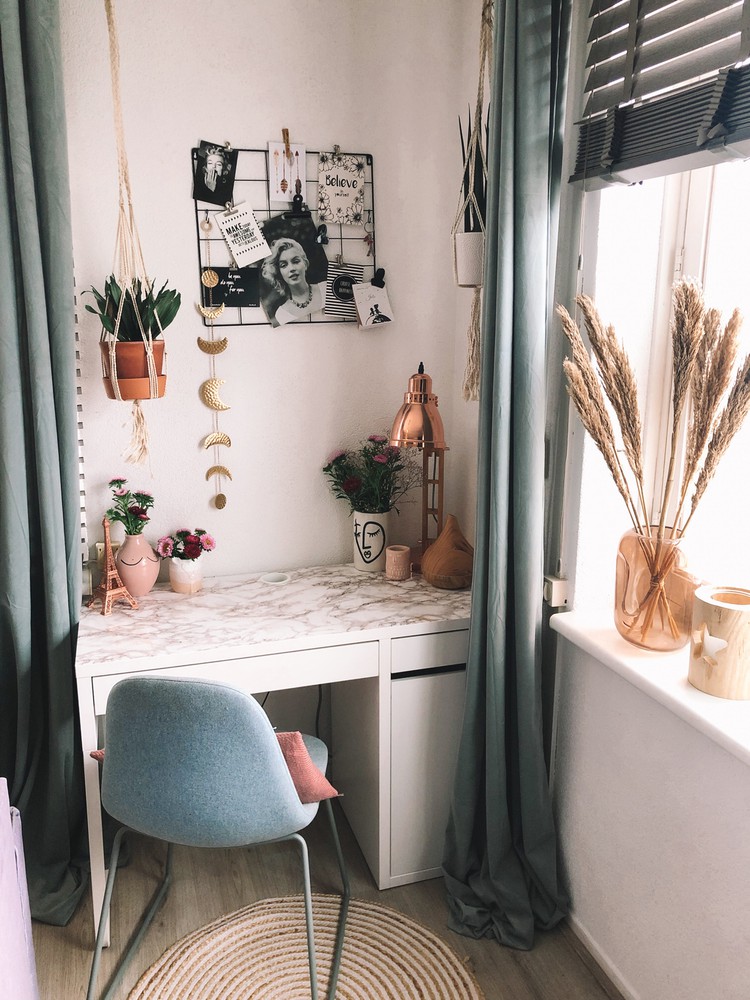 gezellig bureau in hoekje van de kamer