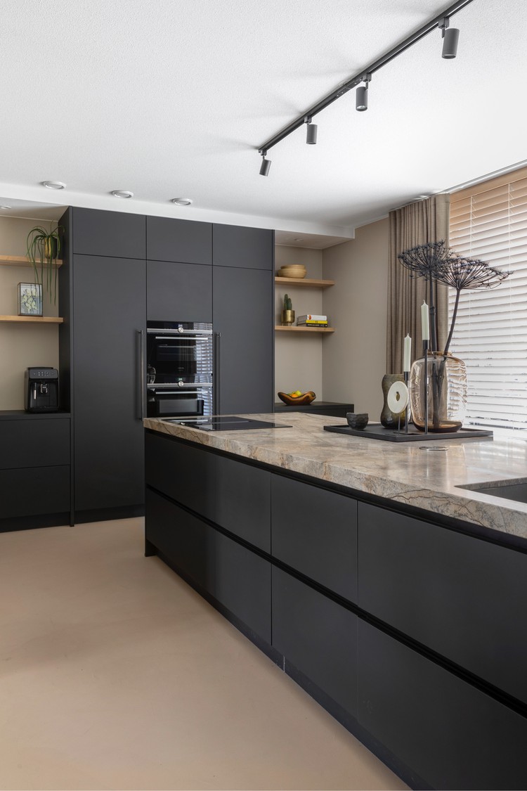 zwarte keuken marmeren keukenblad gietvloer