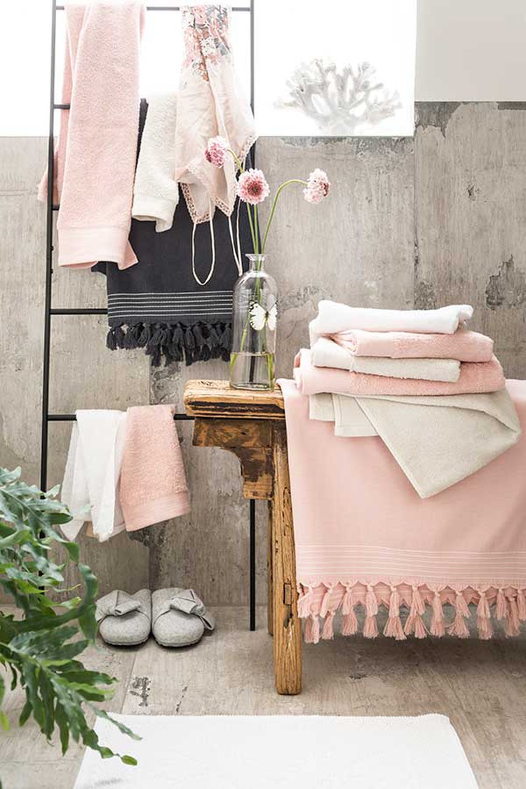 badkamer met roze details