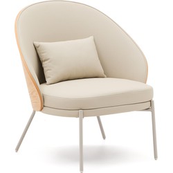 Kave Home - Eamy fauteuil in bruin kunstleer, essenfineer en afwerking in naturel en beige metaal.