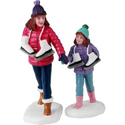 Skating Sisters 4x10x13 cm 2st Kersthuisje