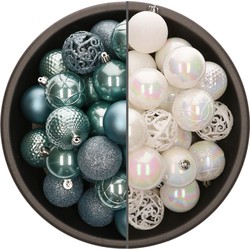 74x stuks kunststof kerstballen mix van parelmoer wit en ijsblauw 6 cm - Kerstbal
