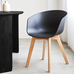 Scandinavische Eetkamerstoel Herning Zwart – Kunststof Kuip – Beukenhouten Poten