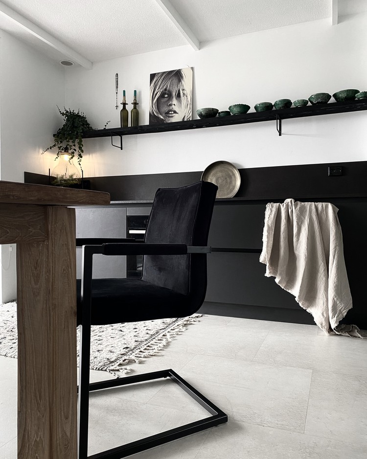 zwarte keuken betonlook vloer stoel zwart