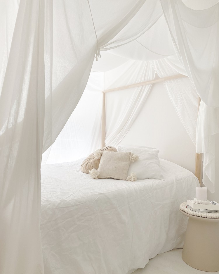 hemelbed wit beddengoed lichte slaapkamer